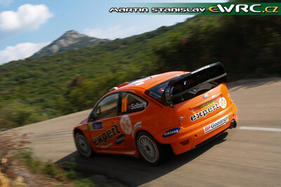 Henning Solberg - Cato Menkerud
51º Tour de Corse - Rallye de France 2007. Ford Focus RS WRC '06 (EU55 CNF). Clasificado 9º.
Stobart VK Ford Rally Team

Del 12 al 14 de Octubre, Ajaccio.
Superficie: asfalto.

El Rally constaba de 3 etapas con un total de 1099.10 km de los que 359.32 km divididos en 16 tramos, eran cronometrados.

Tomaron la salida 74 equipos, finalizaron 57.

© Martin Stanislav
@
Palabras clave: Ford;Focus;WRC;Corse;Corcega;2007
