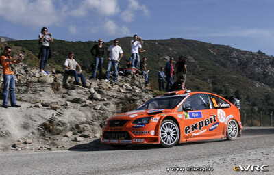 Henning Solberg - Cato Menkerud
51º Tour de Corse - Rallye de France 2007. Ford Focus RS WRC '06 (EU55 CNF). Clasificado 9º.
Stobart VK Ford Rally Team

Del 12 al 14 de Octubre, Ajaccio.
Superficie: asfalto.

El Rally constaba de 3 etapas con un total de 1099.10 km de los que 359.32 km divididos en 16 tramos, eran cronometrados.

Tomaron la salida 74 equipos, finalizaron 57.

© Petr Sagner
@
Palabras clave: Ford;Focus;WRC;Corse;Corcega;2007