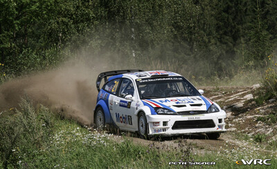 Guy Wilks - Phil Pugh
57º Neste Oil Rally Finland 2007. Ford Focus RS WRC '05 (S568 RHH). Clasificado 9º.
Ramsport

Del 3 al 5 de Agosto, Jyväskylä.
Superficie: tierra.

El Rally constaba de 3 etapas con un total de 1375.15 km de los que 360.34 km divididos en 23 tramos eran cronometrados.

Tomaron la salida 97 equipos, finalizaron 70.

© Petr Sagner
@@
Palabras clave: Ford;Focus;WRC;Finlandia;2007