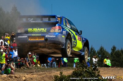 Chris Atkinson - Stéphane Prévot
4º Rally d'Italia Sardegna 2007. Subaru Impreza S12B WRC '07 (JT55 SRT). Clasificado 10º.
Subaru World Rally Team

Del 18 al 20 de Mayo, Olbia, Sardinia.
Superficie: tierra.

El Rally constaba de 3 etapas con un total de 1061.84 km de los que 342.86 km divididos en 18 tramos, eran cronometrados.

Tomaron la salida 82 equipos, finalizaron 67.

© Robert Tuchowski
@@
Palabras clave: Subaru;Impreza;WRC;Cerdeña;Italia;2007