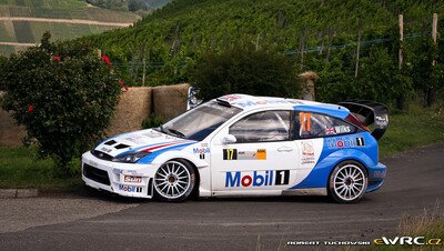 Guy Wilks - Phil Pugh
26º ADAC Rallye Deutschland 2007. Ford Focus RS WRC '05 (S568 RHH). Clasificado 10º.
Ramsport

Del 17 al 19 de Agosto, Trier.
Superficie: asfalto.

El Rally constaba de 3 etapas con un total de 1227.04 km de los que 356.27 km divididos en 19 tramos, eran cronometrados.

Tomaron la salida 102 equipos, finalizaron 88.

© Robert Tuchowski
@
Palabras clave: Ford;Focus;WRC;Alemania;2007