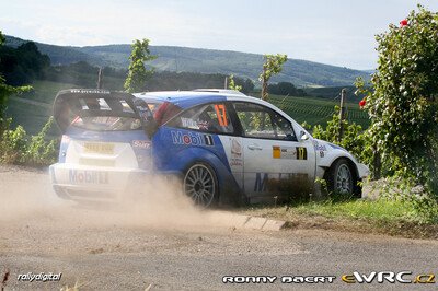 Guy Wilks - Phil Pugh
26º ADAC Rallye Deutschland 2007. Ford Focus RS WRC '05 (S568 RHH). Clasificado 10º.
Ramsport

Del 17 al 19 de Agosto, Trier.
Superficie: asfalto.

El Rally constaba de 3 etapas con un total de 1227.04 km de los que 356.27 km divididos en 19 tramos, eran cronometrados.

Tomaron la salida 102 equipos, finalizaron 88.

© Ronny Baert
@
Palabras clave: Ford;Focus;WRC;Alemania;2007