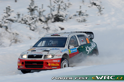 Jan Kopecký - Filip Schovánek
56º Uddeholm Swedish Rally 2007. Škoda Fabia WRC. Clasificado 10º.
Czech Rally Team Kopecký

Del 9 al 11 de Febrero, Karlstad.
Superficie: nieve - hielo.

El Rally constaba de 3 etapas con un total de 1731.25 km de los que 342.09 km divididos en 20 tramos, eran cronometrados.

Tomaron la salida 58 equipos, finalizaron 43.

© Marek Felt
@@
Palabras clave: Skoda;Fabia;WRC;Suecia;2007;Nieve