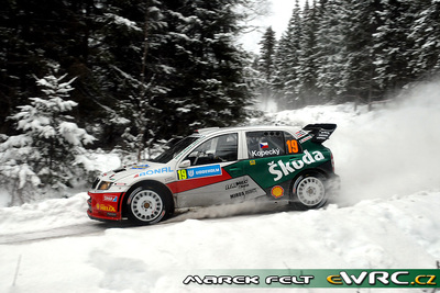 Jan Kopecký - Filip Schovánek
56º Uddeholm Swedish Rally 2007. Škoda Fabia WRC (4S8 9856). Clasificado 10º.
Czech Rally Team Kopecký

Del 9 al 11 de Febrero, Karlstad.
Superficie: nieve - hielo.

El Rally constaba de 3 etapas con un total de 1731.25 km de los que 342.09 km divididos en 20 tramos, eran cronometrados.

Tomaron la salida 58 equipos, finalizaron 43.

© Martin Stanislav
@
Palabras clave: Skoda;Fabia;WRC;Suecia;2007;Nieve