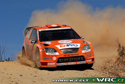 Henning Solberg - Cato Menkerud
41º Vodafone Rally de Portugal 2007. Ford Focus RS WRC '06 (EU55 CNX). Clasificado 11º.
Stobart VK Ford Rally Team

Del 30 de Marzo al 1 de Abril, Faro.
Superficie: tierra.

El Rally constaba de 3 etapas con un total de 1009.31 km de los que 357.10 km divididos en 18 tramos, eran cronometrados.

Tomaron la salida 80 equipos, finalizaron 61.

© Marek Felt
@@
Palabras clave: Ford;Focus;WRC;Portugal;2007