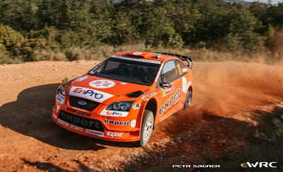 Henning Solberg - Cato Menkerud
41º Vodafone Rally de Portugal 2007. Ford Focus RS WRC '06 (EU55 CNX). Clasificado 11º.
Stobart VK Ford Rally Team

Del 30 de Marzo al 1 de Abril, Faro.
Superficie: tierra.

El Rally constaba de 3 etapas con un total de 1009.31 km de los que 357.10 km divididos en 18 tramos, eran cronometrados.

Tomaron la salida 80 equipos, finalizaron 61.

© Petr Sagner
@@
Palabras clave: Ford;Focus;WRC;Portugal;2007