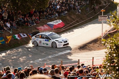 Alessandro Bettega - Simone Scattolin
51º Tour de Corse - Rallye de France 2007. Ford Focus RS WRC '06 (EU55 BNA). Clasificado 11º.
Stobart VK Ford Rally Team

Del 12 al 14 de Octubre, Ajaccio.
Superficie: asfalto.

El Rally constaba de 3 etapas con un total de 1099.10 km de los que 359.32 km divididos en 16 tramos, eran cronometrados.

Tomaron la salida 74 equipos, finalizaron 57.

© Robert Tuchowski
@
Palabras clave: Ford;Focus;WRC;Corse;Corcega;2007