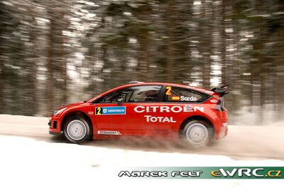 Dani Sordo - Marc Martí
56º Uddeholm Swedish Rally 2007. Citroën C4 WRC (745 DYN 78). Clasificado 12º.
Citroën Total WRT

Del 9 al 11 de Febrero, Karlstad.
Superficie: nieve - hielo.

El Rally constaba de 3 etapas con un total de 1731.25 km de los que 342.09 km divididos en 20 tramos, eran cronometrados.

Tomaron la salida 58 equipos, finalizaron 43.

© Marek Felt
@
Palabras clave: ;Citroen;WRC;Suecia;2007;Nieve