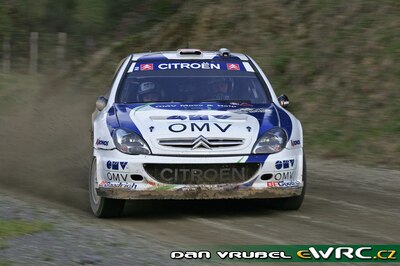 Manfred Stohl - Ilka Minor
37º Rally New Zealand 2007. Citroën Xsara WRC (98 DZF 78). Clasificado 12º.
OMV Kronos Citroën WRT

Del 31 de Agosto al 2 de Septiembre, Hamilton, Waikato.
Superficie: tierra.

El Rally constaba de 3 etapas con un total de 1,255.98 Km de los que 353.56 Km divididos en 18 tramos, eran cronometrados.

Se inscribieron 69 equipos, tomaron la salida 68, finalizaron 59.

© Dan Vrubel
@@
Palabras clave: Citroen;Xsara;WRC;Nueva_Zelanda;2007