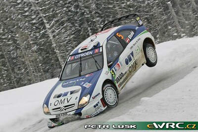 Manfred Stohl - Ilka Minor
22º Rally Norway 2007. Citroën Xsara WRC (596 DYS 78). Clasificado 12º.
OMV Kronos Citroën WRT

Del 16 al 18 de Febrero, Hamar, Innlandet.
Superficie: nieve - hielo.

El Rally constaba de 3 etapas con un total de 1109.57 km de los que 355.99 km divididos en 18 tramos, eran cronometrados.

Tomaron la salida 74 equipos, finalizaron 63.

© Petr Lusk
@@
Palabras clave: Citroen;Xsara;WRC;Noruega;2007;Nieve