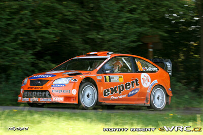 Henning Solberg - Cato Menkerud
26º ADAC Rallye Deutschland 2007. Ford Focus RS WRC '06 (EU55 CNF). Clasificado 13º.
Stobart VK Ford Rally Team

Del 17 al 19 de Agosto, Trier.
Superficie: asfalto.

El Rally constaba de 3 etapas con un total de 1227.04 km de los que 356.27 km divididos en 19 tramos, eran cronometrados.

Tomaron la salida 102 equipos, finalizaron 88.

© Ronny Baert

Palabras clave: Ford;Focus;WRC;Alemania;2007