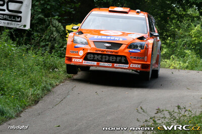 Henning Solberg - Cato Menkerud
26º ADAC Rallye Deutschland 2007. Ford Focus RS WRC '06 (EU55 CNF). Clasificado 13º.
Stobart VK Ford Rally Team

Del 17 al 19 de Agosto, Trier.
Superficie: asfalto.

El Rally constaba de 3 etapas con un total de 1227.04 km de los que 356.27 km divididos en 19 tramos, eran cronometrados.

Tomaron la salida 102 equipos, finalizaron 88.

© Ronny Baert

Palabras clave: Ford;Focus;WRC;Alemania;2007