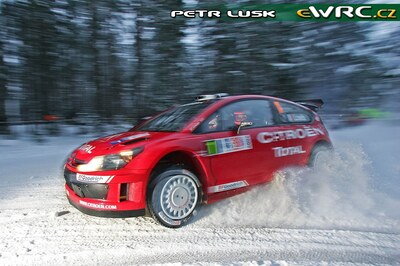 Sébastien Loeb - Daniel Elena
22º Rally Norway 2007. Citroën C4 WRC (735 DYN 78). Clasificado 14º.
Citroën Total WRT

Del 16 al 18 de Febrero, Hamar, Innlandet.
Superficie: nieve - hielo.

El Rally constaba de 3 etapas con un total de 1109.57 km de los que 355.99 km divididos en 18 tramos, eran cronometrados.

Tomaron la salida 74 equipos, finalizaron 63.

© Petr Lusk
@
Palabras clave: Sebastien_Loeb;Citroen;WRC;Noruega;2007;Nieve