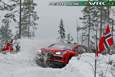 Sébastien Loeb - Daniel Elena
22º Rally Norway 2007. Citroën C4 WRC (735 DYN 78). Clasificado 14º.
Citroën Total WRT

Del 16 al 18 de Febrero, Hamar, Innlandet.
Superficie: nieve - hielo.

El Rally constaba de 3 etapas con un total de 1109.57 km de los que 355.99 km divididos en 18 tramos, eran cronometrados.

Tomaron la salida 74 equipos, finalizaron 63.

© Petr Lusk
@
Palabras clave: Sebastien_Loeb;Citroen;WRC;Noruega;2007;Nieve
