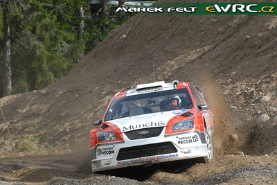 Federico Villagra - Jorge Perez Companc
57º Neste Oil Rally Finland 2007. Ford Focus RS WRC '06 (EU55 CNN / BV 6642). Clasificado 14º.
Munchi's Ford WRT

Del 3 al 5 de Agosto, Jyväskylä.
Superficie: tierra.

El Rally constaba de 3 etapas con un total de 1375.15 km de los que 360.34 km divididos en 23 tramos eran cronometrados.

Tomaron la salida 97 equipos, finalizaron 70.

© Marek Felt
@@
Palabras clave: Ford;Focus;WRC;Finlandia;2007
