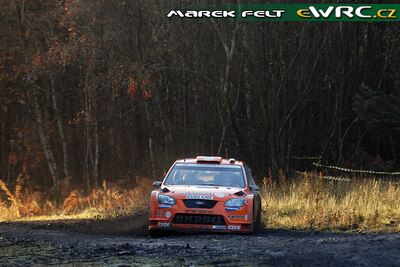 Henning Solberg - Cato Menkerud
63º Wales Rally GB 2007. Ford Focus RS WRC '06 (EU55 CNX). Clasificado 15º.
Stobart VK Ford Rally Team

Del 30 de Noviembre al 2 de Diciembre, Cardiff, Wales.
Superficie: tierra.

El Rally constaba de 3 etapas con un total de 1271.94 km de los que 359.54 km divididos en 17 tramos, eran especiales.

Tomaron la salida 108 equipos, finalizaron 83.

© Marek Felt
@@
Palabras clave: Ford;Focus;WRC;Gran_Bretaña;2007
