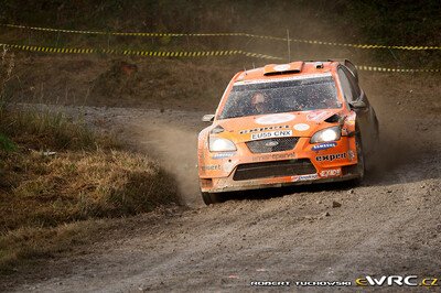 Henning Solberg - Cato Menkerud
63º Wales Rally GB 2007. Ford Focus RS WRC '06 (EU55 CNX). Clasificado 15º.
Stobart VK Ford Rally Team

Del 30 de Noviembre al 2 de Diciembre, Cardiff, Wales.
Superficie: tierra.

El Rally constaba de 3 etapas con un total de 1271.94 km de los que 359.54 km divididos en 17 tramos, eran especiales.

Tomaron la salida 108 equipos, finalizaron 83.

© Robert Tuchowski
@
Palabras clave: Ford;Focus;WRC;Gran_Bretaña;2007