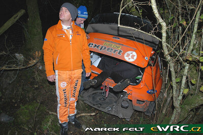 Henning Solberg - Göran Bergsten
3º Rally Ireland 2007. Ford Focus RS WRC '06 (EU55 CNF). Clasificado 16º.

Del 16 al 18 de Noviembre, Sligo.
Superficie: asfalto.

El Rally constaba de 3 etapas con un total de 1182.63 km de los que 328.72 km divididos en 20 tramos, eran cronometrados.

Tomaron la salida 84 equipos, finalizaron 66.

© Marek Felt
@@
Palabras clave: Ford;Focus;WRC;Irlanda;2007