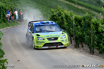 Khalid  Al-Qassimi -  Nicky Beech
26º ADAC Rallye Deutschland 2007. Ford Focus RS WRC '06 (EU55 CNV). Clasificado 16º.
BP Ford World Rally Team

Del 17 al 19 de Agosto, Trier.
Superficie: asfalto.

El Rally constaba de 3 etapas con un total de 1227.04 km de los que 356.27 km divididos en 19 tramos, eran cronometrados.

Tomaron la salida 102 equipos, finalizaron 88.

© Ronny Baert
@@
Palabras clave: Ford;Focus;WRC;Alemania;2007