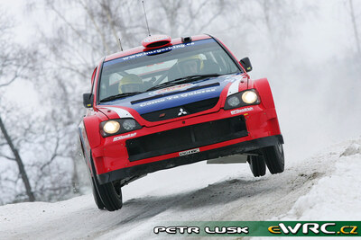 Xavier Pons - Xavier Amigo
22º Rally Norway 2007. Mitsubishi Lancer WRC 05 (KN04 WMC). Clasificado 16º.
MMSP LTD

Del 16 al 18 de Febrero, Hamar, Innlandet.
Superficie: nieve - hielo.

El Rally constaba de 3 etapas con un total de 1109.57 km de los que 355.99 km divididos en 18 tramos, eran cronometrados.

Tomaron la salida 74 equipos, finalizaron 63.

© Petr Lusk
@@
Palabras clave: Mitsubishi;Lancer;WRC;Noruega;2007;Nieve