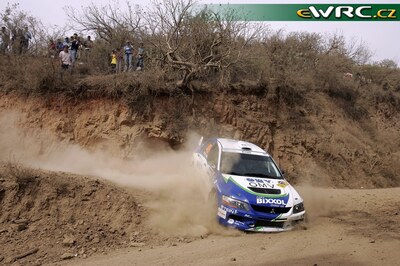 Štepán Vojtech - Michal Ernst
4º Corona Rally Mexico 2007. Mitsubishi Lancer Evo IX (GF 735 BP). Clasificado 16º.
OMV Bixxol Rally Team

Del 9 al 11 de Marzo, León.
Superficie: tierra.

El Rally constaba de 3 etapas con un total de 849.55 km de los que 366.06 km divididos en 20 tramos, eran cronometrados.

Tomaron la salida 47 equipos, finalizaron 36.

© Teams
@
Palabras clave: Mitsubishi;Lancer;Mexico;2007