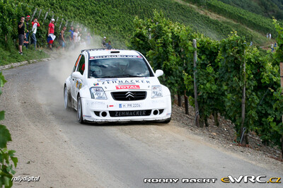 Aaron Burkart - Michael Kölbach
26º ADAC Rallye Deutschland 2007. Citroën C2 S1600 (H PR 2206). Clasificado 20º.

Del 17 al 19 de Agosto, Trier.
Superficie: asfalto.

El Rally constaba de 3 etapas con un total de 1227.04 km de los que 356.27 km divididos en 19 tramos, eran cronometrados.

Tomaron la salida 102 equipos, finalizaron 88.

© Ronny Baert
@@
Palabras clave: Citroen;Alemania;2007