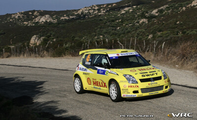 Per-Gunnar Andersson - Jonas Andersson
51º Tour de Corse - Rallye de France 2007. Suzuki Swift S1600 (KIH-353). Clasificado 20º.
Suzuki Sport Europe

Del 12 al 14 de Octubre, Ajaccio.
Superficie: asfalto.

El Rally constaba de 3 etapas con un total de 1099.10 km de los que 359.32 km divididos en 16 tramos, eran cronometrados.

Tomaron la salida 74 equipos, finalizaron 57.

© Petr Sagner
@
Palabras clave: Suzuki;Swift;Corse;Corcega;2007
