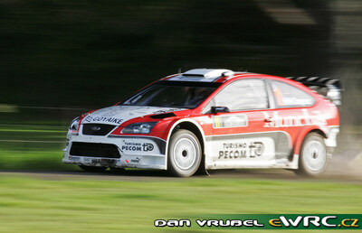Luis Perez Companc - Jose Maria Volta
37º Rally New Zealand 2007. Ford Focus RS WRC '06 (EA07 PXN). Clasificado 23º.
Munchi's Ford WRT

Del 31 de Agosto al 2 de Septiembre, Hamilton, Waikato.
Superficie: tierra.

El Rally constaba de 3 etapas con un total de 1,255.98 Km de los que 353.56 Km divididos en 18 tramos, eran cronometrados.

Se inscribieron 69 equipos, tomaron la salida 68, finalizaron 59.

© Dan Vrubel
@@
Palabras clave: Ford;Focus;WRC;Nueva_Zelanda;2007