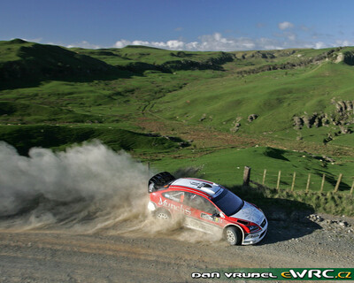 Luis Perez Companc - Jose Maria Volta
37º Rally New Zealand 2007. Ford Focus RS WRC '06 (EA07 PXN). Clasificado 23º.
Munchi's Ford WRT

Del 31 de Agosto al 2 de Septiembre, Hamilton, Waikato.
Superficie: tierra.

El Rally constaba de 3 etapas con un total de 1,255.98 Km de los que 353.56 Km divididos en 18 tramos, eran cronometrados.

Se inscribieron 69 equipos, tomaron la salida 68, finalizaron 59.

© Dan Vrubel
@@
Palabras clave: Ford;Focus;WRC;Nueva_Zelanda;2007