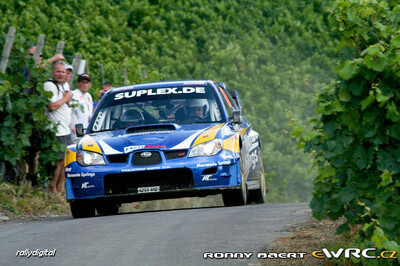 Mark van Eldik - Michel Groenewoud
26º ADAC Rallye Deutschland 2007. Subaru Impreza S12 WRC '06 (FT55 SRT). Clasificado 26º.

Del 17 al 19 de Agosto, Trier.
Superficie: asfalto.

El Rally constaba de 3 etapas con un total de 1227.04 km de los que 356.27 km divididos en 19 tramos, eran cronometrados.

Tomaron la salida 102 equipos, finalizaron 88.

© Ronny Baert
@@
Palabras clave: Subaru;Impreza;WRC;Alemania;2007