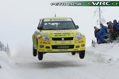 Urmo Aava - Kuldar Sikk
22º Rally Norway 2007. Suzuki Swift S1600 (KIH 354). Clasificado 28º.

Del 16 al 18 de Febrero, Hamar, Innlandet.
Superficie: nieve - hielo.

El Rally constaba de 3 etapas con un total de 1109.57 km de los que 355.99 km divididos en 18 tramos, eran cronometrados.

Tomaron la salida 74 equipos, finalizaron 63.

© Petr Lusk
@@
Palabras clave: Suzuki;Swift;Noruega;2007;Nieve