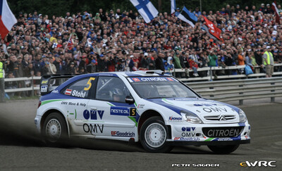 Manfred Stohl - Ilka Minor
57º Neste Oil Rally Finland 2007. Citroën Xsara WRC (596 DYS 78). Abandonó por accidente (vuelco) en SS13 Juupajoki de 22.14 km.
OMV Kronos Citroën WRT

Del 3 al 5 de Agosto, Jyväskylä.
Superficie: tierra.

El Rally constaba de 3 etapas con un total de 1375.15 km de los que 360.34 km divididos en 23 tramos eran cronometrados.

Tomaron la salida 97 equipos, finalizaron 70.

© Petr Sagner
@@
Palabras clave: Citroen;Xsara;WRC;Finlandia;2007