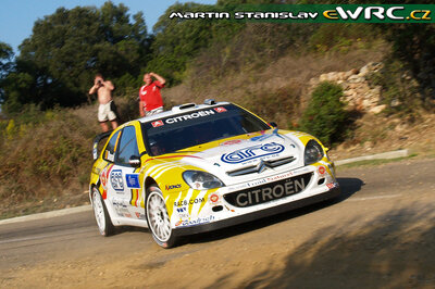 François Duval - Patrick Pivato
51º Tour de Corse - Rallye de France 2007. Citroën Xsara WRC (100 DZF 78). Abandonó por el alternador en SS13 Penitencier Coti - Pietra Rossa 1 de 24.24 km.
OMV Kronos Citroën WRT

Del 12 al 14 de Octubre, Ajaccio.
Superficie: asfalto.

El Rally constaba de 3 etapas con un total de 1099.10 km de los que 359.32 km divididos en 16 tramos, eran cronometrados.

Tomaron la salida 74 equipos, finalizaron 57.

© Martin Stanislav
@
Palabras clave: Citroen;Xsara;WRC;Corse;Corcega;2007