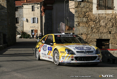 François Duval - Patrick Pivato
51º Tour de Corse - Rallye de France 2007. Citroën Xsara WRC (100 DZF 78). Abandonó por el alternador en SS13 Penitencier Coti - Pietra Rossa 1 de 24.24 km.
OMV Kronos Citroën WRT

Del 12 al 14 de Octubre, Ajaccio.
Superficie: asfalto.

El Rally constaba de 3 etapas con un total de 1099.10 km de los que 359.32 km divididos en 16 tramos, eran cronometrados.

Tomaron la salida 74 equipos, finalizaron 57.

© Petr Sagner
@
Palabras clave: Citroen;Xsara;WRC;Corse;Corcega;2007