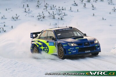 Petter Solberg - Phil Mills
56º Uddeholm Swedish Rally 2007. Subaru Impreza S12 WRC '06 (HT55 SRT). Abandonó en SS13 Fredriksberg de 24.75 km. Desconocemos el motivo.
Subaru World Rally Team

Del 9 al 11 de Febrero, Karlstad.
Superficie: nieve - hielo.

El Rally constaba de 3 etapas con un total de 1731.25 km de los que 342.09 km divididos en 20 tramos, eran cronometrados.

Tomaron la salida 58 equipos, finalizaron 43.

© Martin Stanislav
@@
Palabras clave: Petter_Solberg;Subaru;Impreza;WRC;Suecia;2007;Nieve