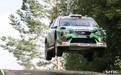 Jari-Matti Latvala - Miikka Anttila
57º Neste Oil Rally Finland 2007. Ford Focus RS WRC '06 (EJ56 FZB / BV 6638). Abandonó por jaula antivuelco dañada después de una salida de pista en SS7 Palsankylä 2 de 13.31 km.
Stobart VK Ford Rally Team

Del 3 al 5 de Agosto, Jyväskylä.
Superficie: tierra.

El Rally constaba de 3 etapas con un total de 1375.15 km de los que 360.34 km divididos en 23 tramos eran cronometrados.

Tomaron la salida 97 equipos, finalizaron 70.

© Petr Sagner
@
Palabras clave: Ford;Focus;WRC;Finlandia;2007