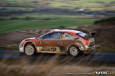 Luis Perez Companc - Jose Maria Volta
63º Wales Rally GB 2007. Ford Focus RS WRC '06 (EA07 PXN). Abandonó por accidente en SS15 Trawscoed 1 de 28.24 km.
Munchi's Ford WRT

Del 30 de Noviembre al 2 de Diciembre, Cardiff, Wales.
Superficie: tierra.

El Rally constaba de 3 etapas con un total de 1271.94 km de los que 359.54 km divididos en 17 tramos, eran especiales.

Tomaron la salida 108 equipos, finalizaron 83.

© Robert Tuchowski
@
Palabras clave: Ford;Focus;WRC;Gran_Bretaña;2007