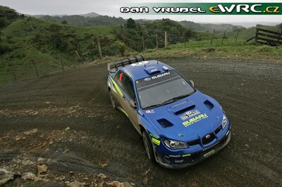 Xevi Pons - Xavier Amigo
37º Rally New Zealand 2007. Subaru Impreza S12B WRC '07 (JT07 SRT). Abandonó por accidente en SS8 Franklin de 31.58 km.
Subaru World Rally Team

Del 31 de Agosto al 2 de Septiembre, Hamilton, Waikato.
Superficie: tierra.

El Rally constaba de 3 etapas con un total de 1,255.98 Km de los que 353.56 Km divididos en 18 tramos, eran cronometrados.

Se inscribieron 69 equipos, tomaron la salida 68, finalizaron 59.

© Dan Vrubel
@@
Palabras clave: Subaru;Impreza;WRC;Nueva_Zelanda;2007