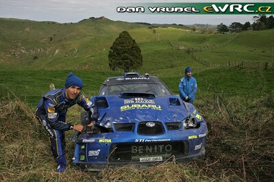 Xevi Pons - Xavier Amigo
37º Rally New Zealand 2007. Subaru Impreza S12B WRC '07 (JT07 SRT). Abandonó por accidente en SS8 Franklin de 31.58 km.
Subaru World Rally Team

Del 31 de Agosto al 2 de Septiembre, Hamilton, Waikato.
Superficie: tierra.

El Rally constaba de 3 etapas con un total de 1,255.98 Km de los que 353.56 Km divididos en 18 tramos, eran cronometrados.

Se inscribieron 69 equipos, tomaron la salida 68, finalizaron 59.

© Dan Vrubel
@@
Palabras clave: Subaru;Impreza;WRC;Nueva_Zelanda;2007;Crash