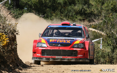 Toni Gardemeister - Jakke Honkanen
41º Vodafone Rally de Portugal 2007. Mitsubishi Lancer WRC 05 (KN04 WMD). Excluído - sólo tres ruedas en SS5 Tavira 2 de 19.92 km.

Del 30 de Marzo al 1 de Abril, Faro.
Superficie: tierra.

El Rally constaba de 3 etapas con un total de 1009.31 km de los que 357.10 km divididos en 18 tramos, eran cronometrados.

Tomaron la salida 80 equipos, finalizaron 61.

© Petr Sagner
@@
Palabras clave: Mitsubishi;Lancer;WRC;Portugal;2007