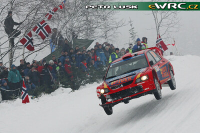 Toni Gardemeister - Jakke Honkanen
22º Rally Norway 2007. Mitsubishi Lancer WRC 05 (KN0 4WMD). Abandonó en SS15 Mountain 2 de 24.36 km. Desconocemos el motivo.

Del 16 al 18 de Febrero, Hamar, Innlandet.
Superficie: nieve - hielo.

El Rally constaba de 3 etapas con un total de 1109.57 km de los que 355.99 km divididos en 18 tramos, eran cronometrados.

Tomaron la salida 74 equipos, finalizaron 63.

© Petr Lusk
@@
Palabras clave: Toni_Gardemeister;Mitsubishi;lancer;WRC;Noruega;2007;Nieve