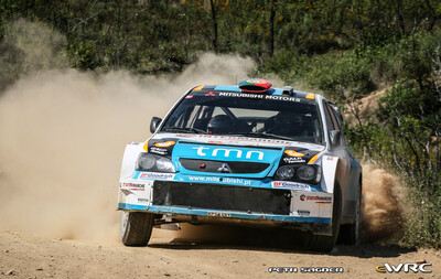Armindo Araújo - Miguel Ramalho
41º Vodafone Rally de Portugal 2007. Mitsubishi Lancer WRC 05 (KP54 GXY). Abandonó por salida de carretera poco antes del final de tramo (llegó al final del tramo a pie para informar del abandono) en SS17 Loulé 2 de 22.08 km.
Mitsubishi Motors de Portugal

Del 30 de Marzo al 1 de Abril, Faro.
Superficie: tierra.

El Rally constaba de 3 etapas con un total de 1009.31 km de los que 357.10 km divididos en 18 tramos, eran cronometrados.

Tomaron la salida 80 equipos, finalizaron 61.

© Petr Sagner
@@
Palabras clave: Mitsubishi;Lancer;WRC;Portugal;2007