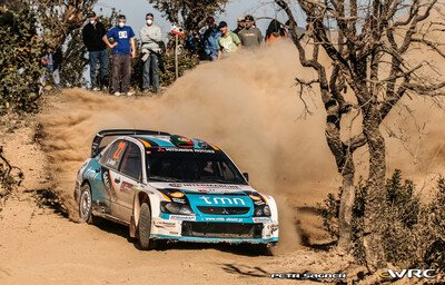 Armindo Araújo - Miguel Ramalho
41º Vodafone Rally de Portugal 2007. Mitsubishi Lancer WRC 05 (KP54 GXY). Abandonó por salida de carretera poco antes del final de tramo (llegó al final del tramo a pie para informar del abandono) en SS17 Loulé 2 de 22.08 km.
Mitsubishi Motors de Portugal

Del 30 de Marzo al 1 de Abril, Faro.
Superficie: tierra.

El Rally constaba de 3 etapas con un total de 1009.31 km de los que 357.10 km divididos en 18 tramos, eran cronometrados.

Tomaron la salida 80 equipos, finalizaron 61.

© Petr Sagner
@@
Palabras clave: Mitsubishi;Lancer;WRC;Portugal;2007