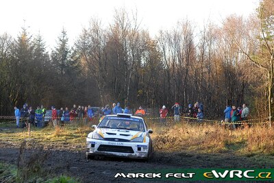 Gareth Jones - David Moynihan
63º Wales Rally GB 2007. Ford Focus RS WRC '05 (EG53 CCN). Abandonó por avería mecánica en SS17 Trawscoed 2 de 28.24 km.
Stobart VK Ford Rally Team

Del 30 de Noviembre al 2 de Diciembre, Cardiff, Wales.
Superficie: tierra.

El Rally constaba de 3 etapas con un total de 1271.94 km de los que 359.54 km divididos en 17 tramos, eran especiales.

Tomaron la salida 108 equipos, finalizaron 83.

© Marek Felt
@@
Palabras clave: Ford;Focus;WRC;Gran_Bretaña;2007