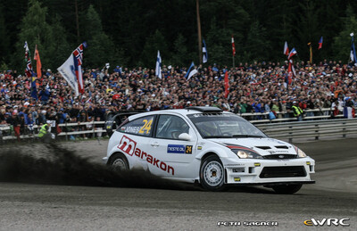 Gareth Jones - James O'Brien
57º Neste Oil Rally Finland 2007. Ford Focus RS WRC '04 (EG53 AVD). Abandonó por accidente en SS13 Juupajoki de 22.14 km.
Stobart VK Ford Rally Team

Del 3 al 5 de Agosto, Jyväskylä.
Superficie: tierra.

El Rally constaba de 3 etapas con un total de 1375.15 km de los que 360.34 km divididos en 23 tramos eran cronometrados.

Tomaron la salida 97 equipos, finalizaron 70.

© Petr Sagner
@@
Palabras clave: Ford;Focus;WRC;Finlandia;2007
