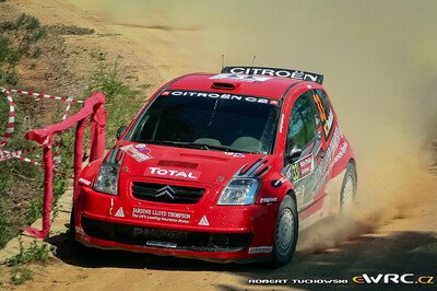 Conrad Rautenbach - David Senior
4º Rally d'Italia Sardegna 2007. Citroën C2 S1600 (9147 NE 52). Abandonó por la caja de cambios en SS9 Su Filigosu 1 de 19.48 km.

Del 18 al 20 de Mayo, Olbia, Sardinia.
Superficie: tierra.

El Rally constaba de 3 etapas con un total de 1061.84 km de los que 342.86 km divididos en 18 tramos, eran cronometrados.

Tomaron la salida 82 equipos, finalizaron 67.

© Robert Tuchowski
@
Palabras clave: Citroen;Cerdeña;Italia;2007