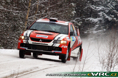 Martin Prokop - Jan Tománek
56º Uddeholm Swedish Rally 2007. Mitsubishi Lancer Evo IX (CW NM 764). Abandonó por pinchazos en SS20 Super Special Stage Karlstad 2 de 1.90 km.

Del 9 al 11 de Febrero, Karlstad.
Superficie: nieve - hielo.

El Rally constaba de 3 etapas con un total de 1731.25 km de los que 342.09 km divididos en 20 tramos, eran cronometrados.

Tomaron la salida 58 equipos, finalizaron 43.

© Martin Stanislav

Palabras clave: Mitsubishi;Lancer;Suecia;2007;Nieve