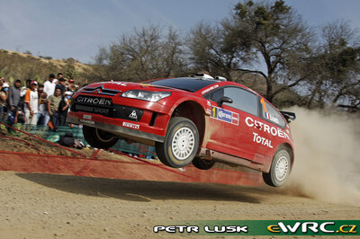 Sébastien Loeb - Daniel Elena
5º Corona Rally Mexico 2008. Citröen C4 WRC (733 EGZ 78). Clasificado 1º.
Citroën Total WRT

Del 28 de Febrero al 2 de Marzo, León.
Superficie: tierra.

El Rally tenia un total de 808.53 km de los que 353.75 km divididos en 3 etapas y 20 tramos eran cronometrados (1 de ellos fue cancelado SS18 Guanajuatito de 22.3 km).

Tomaron la salida 40 equipos, finalizaron 28.

© Petr Lusk
@@
Palabras clave: Sebastien_Loeb;Citroen;WRC;Mexico;2008