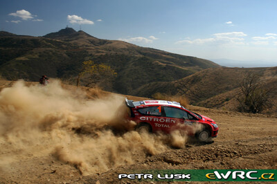 Sébastien Loeb - Daniel Elena
5º Corona Rally Mexico 2008. Citröen C4 WRC (733 EGZ 78). Clasificado 1º.
Citroën Total WRT

Del 28 de Febrero al 2 de Marzo, León.
Superficie: tierra.

El Rally tenia un total de 808.53 km de los que 353.75 km divididos en 3 etapas y 20 tramos eran cronometrados (1 de ellos fue cancelado SS18 Guanajuatito de 22.3 km).

Tomaron la salida 40 equipos, finalizaron 28.

© Petr Lusk
@@
Palabras clave: Sebastien_Loeb;Citroen;WRC;Mexico;2008