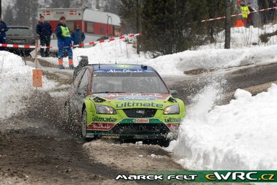 Jari-Matti Latvala - Miikka Anttila
57º Uddeholm Swedish Rally 2008. Ford Focus RS WRC '07 (EU07 SUF). Clasificado 1º.
BP Ford Abu Dhabi WRT

Del 8 al 10 de Febrero, Karlstad.
Superficie: nieve - hielo.

El Rally tenia un total de 1408.94 km de los que 340.24 km divididos en 3 etapas y 20 tramos eran cronometrados.

Tomaron la salida 61 equipos, finalizaron 49.

© Marek Felt
@
Palabras clave: ;Ford;Focus;WRC;Suecia;2008;Nieve